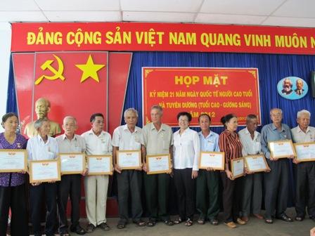Bà Nguyễn Thị Hợi - phó ban đại diện Hội Người cao tuổi huyện tặng giấy khen cho các cá nhân có nhiều thành tích trong hoạt động Hội
